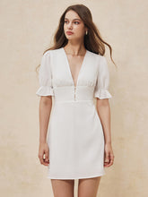Kurzes Kleid mit Rüschenbesatz und Knopfleiste vorne
